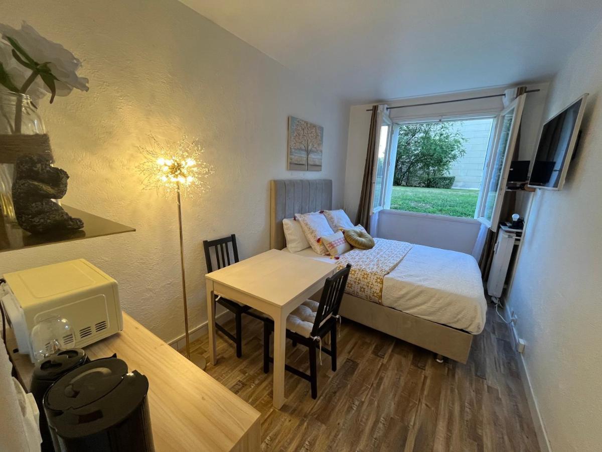 Studio Situe A 5 Min Du Chateau De Versailles Et Stationnement Gratuit Esterno foto